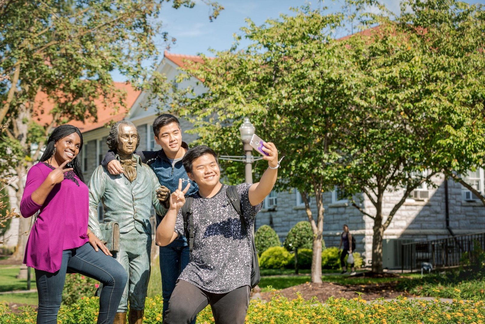 Estudantes em curso de verão em universidade internacional