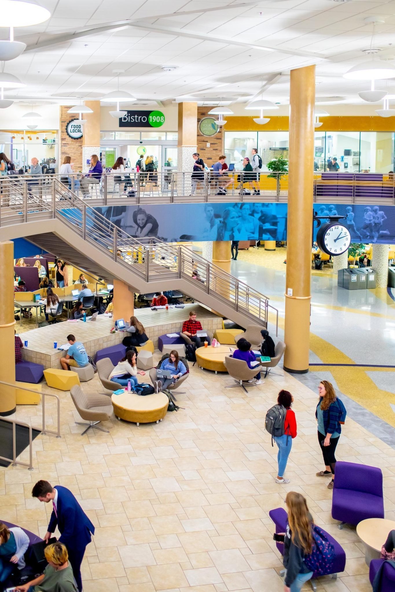 Estudante aprovado em universidade no exterior com apoio da Gradeup