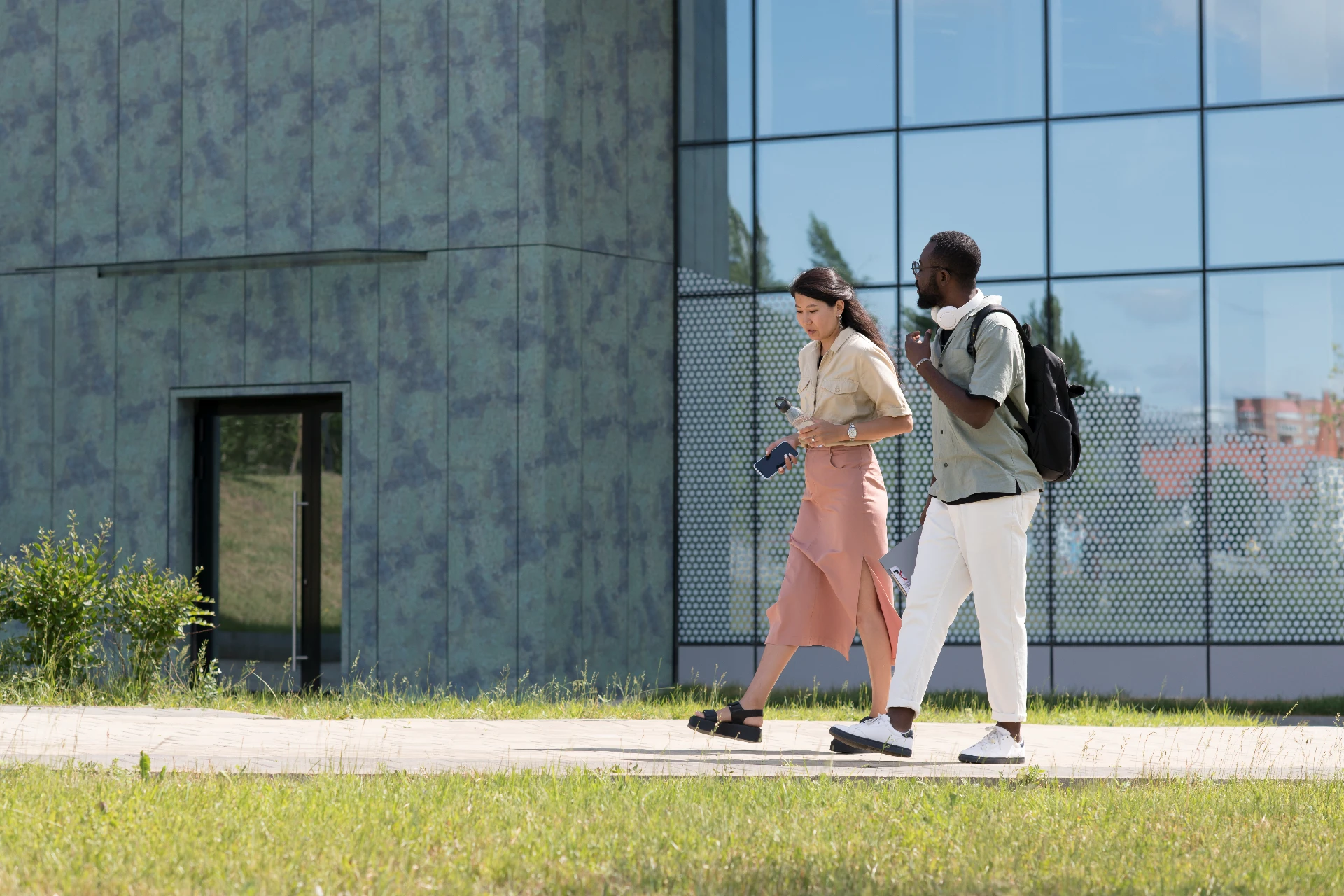 Estudantes em boarding school de alto nível preparando-se para ingresso em universidades internacionais.
