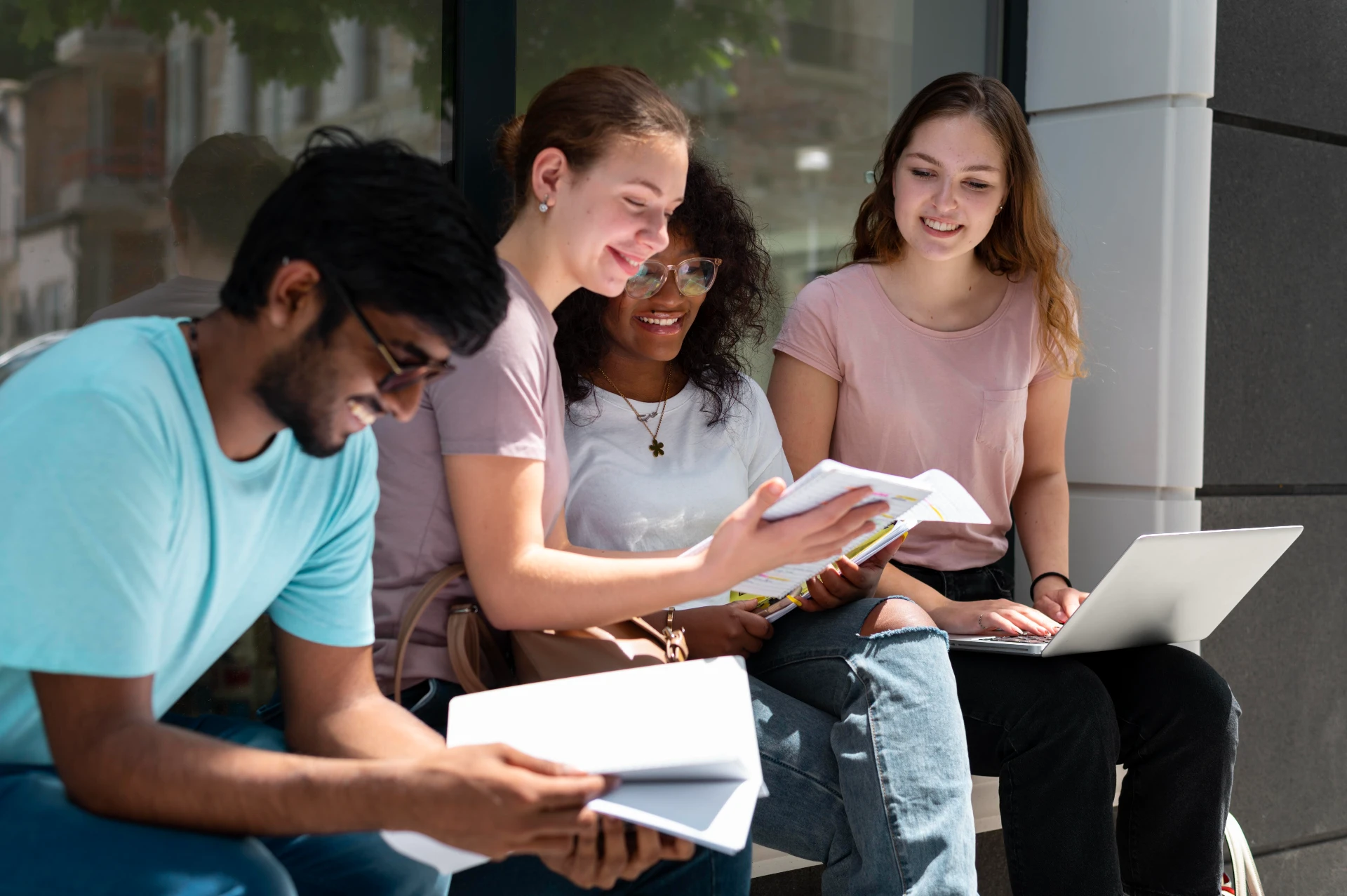 Estudantes internacionais em aula de inglês acadêmico preparando-se para ingressar em universidades no exterior.