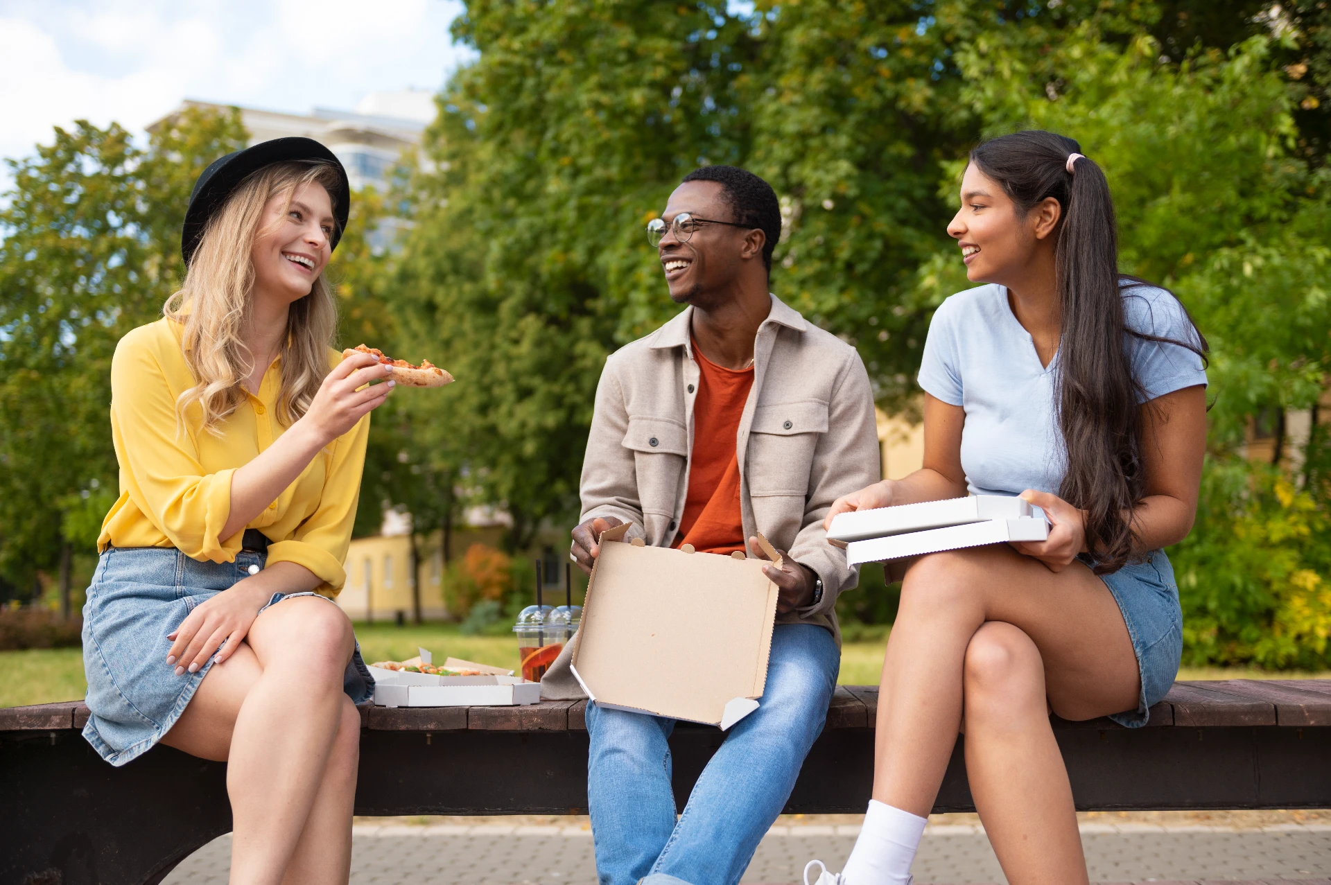 Estudantes participando de programa acadêmico de curta duração em ambiente universitário internacional.