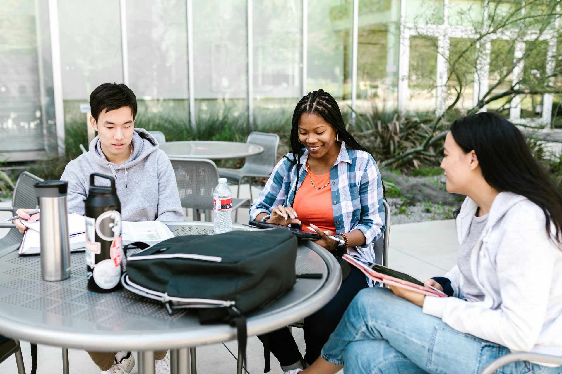 Estudantes internacionais em campus universitário no exterior