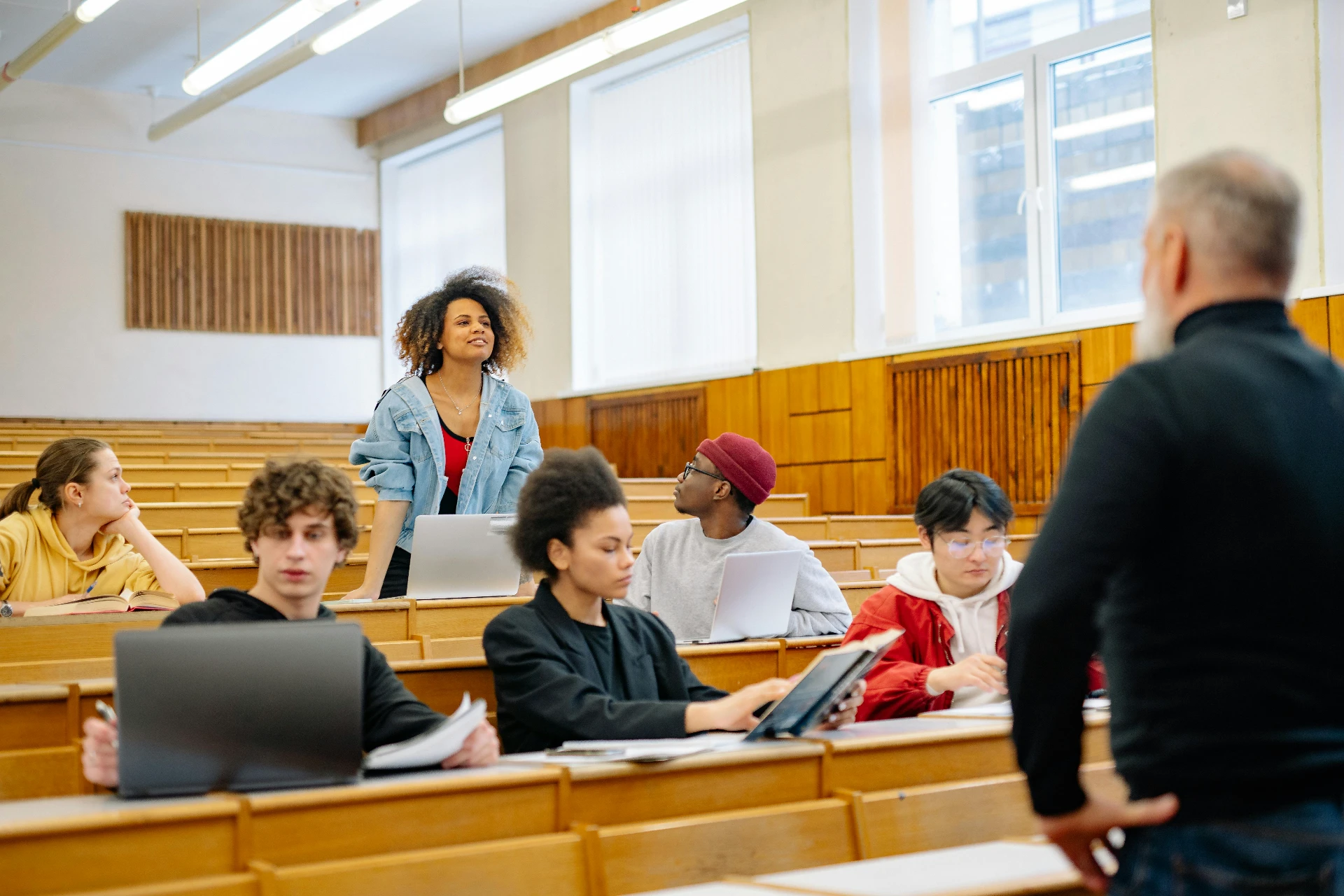 Profissionais participando de aula de MBA focada em gestão e liderança empresarial.