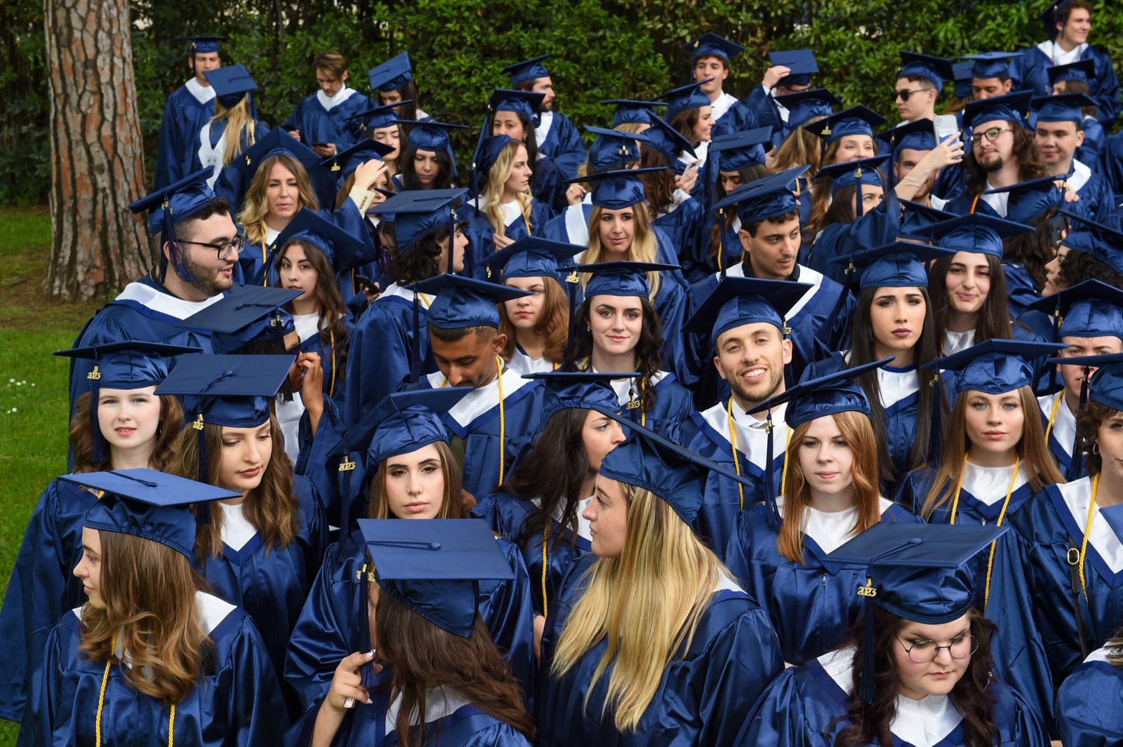 Estudante brasileiro em universidade no exterior com apoio da Gradeup
